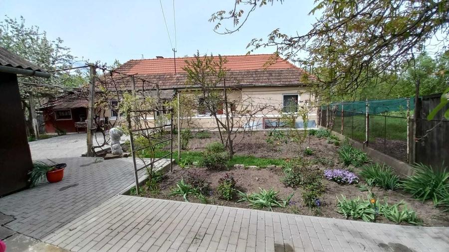 Casă cu 3 camere cu Teren 1100 Mp în Central