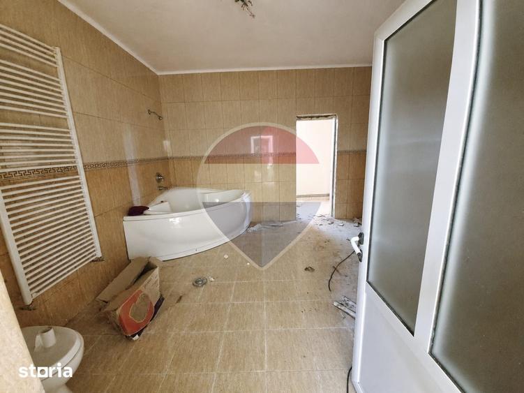 Spațiu comercial, de 800 mp, în Marginea