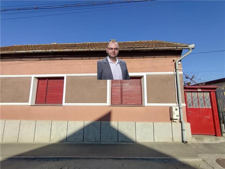 Casă individuală cu 7 camere cu Canalizare în Vest