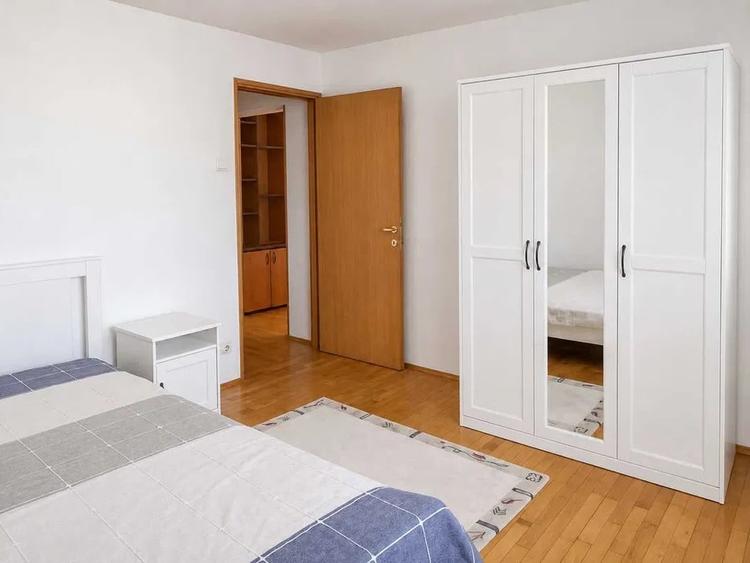 Apartament cu 3 camere semidecomandat, mobilat în P-ța Romană