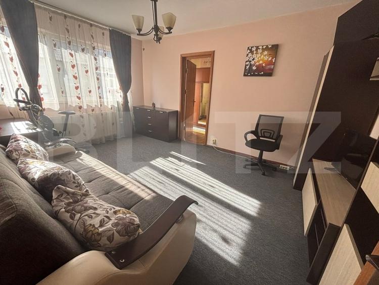 Apartament cu 2 camere semidecomandat, mobilat în Micro 4