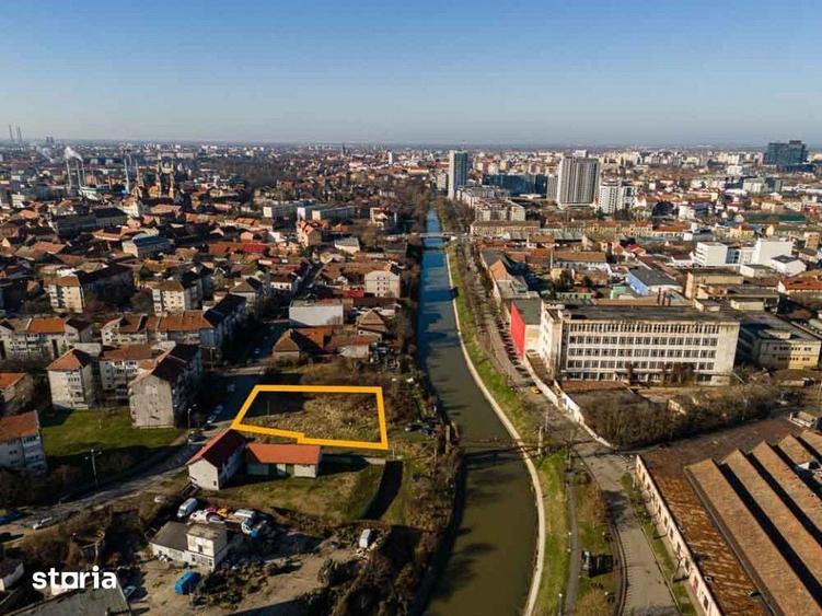 Teren de 1996 mp, în Fabric