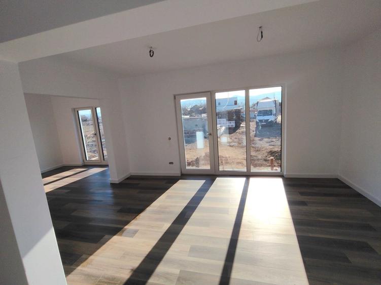 Casă cu 4 camere în Dumbrava