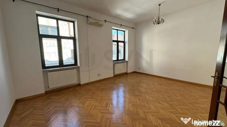 Apartament cu 7 camere decomandat în Capitale
