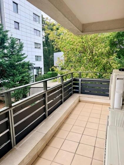 Apartament cu 3 camere, mobilat în Iancu Nicolae