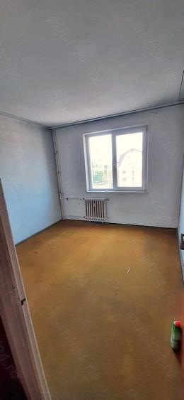 Apartament cu 3 camere decomandat în Titan