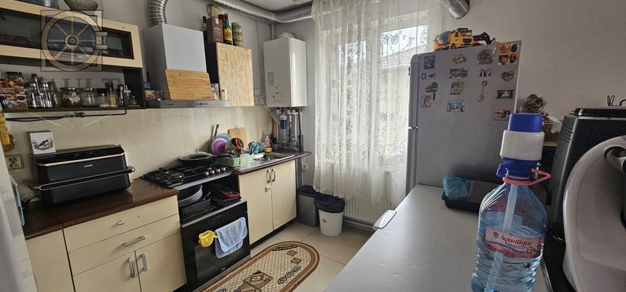 Apartament cu 3 camere semidecomandat, mobilat în Dragomirești-Deal