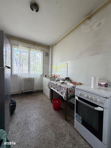 Apartament cu 3 camere nedecomandat în Podu Roș