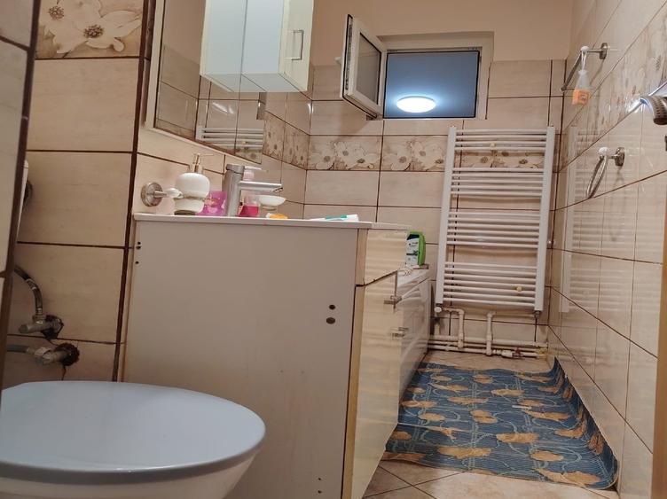 Apartament cu 3 camere semidecomandat în Craiovița Nouă