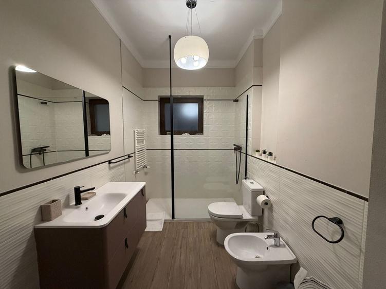 Apartament cu 4 camere semidecomandat, mobilat în Aviatorilor