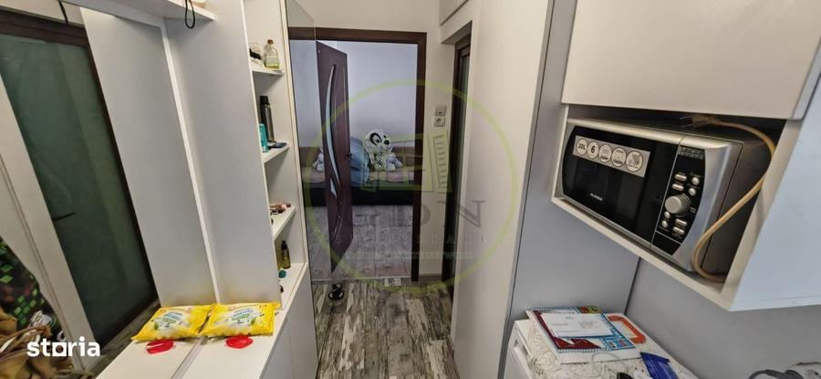 Apartament cu 2 camere semidecomandat în Craiovița Nouă