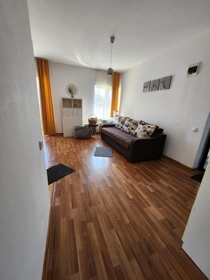 Apartament cu 3 camere semidecomandat, mobilat în Florești