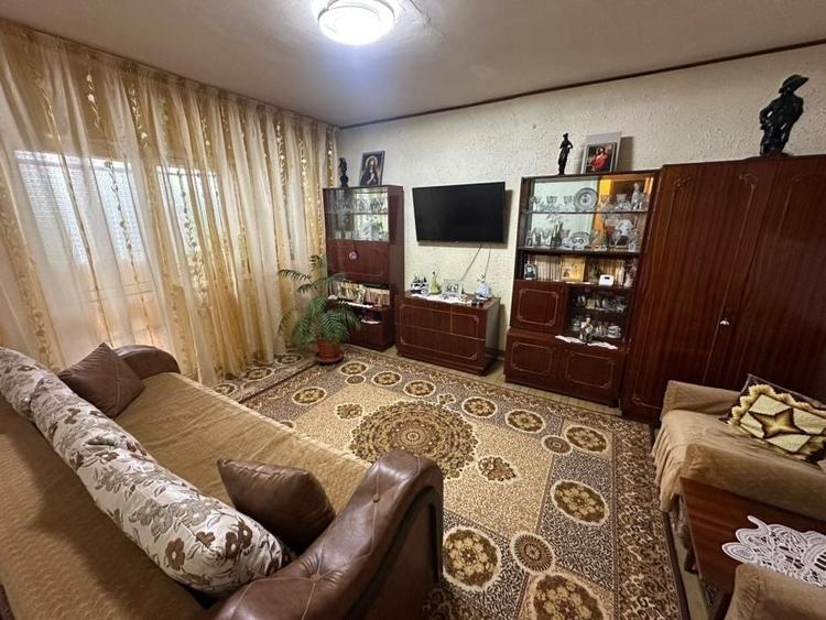 Apartament cu 3 camere decomandat, mobilat în Cornitoiu