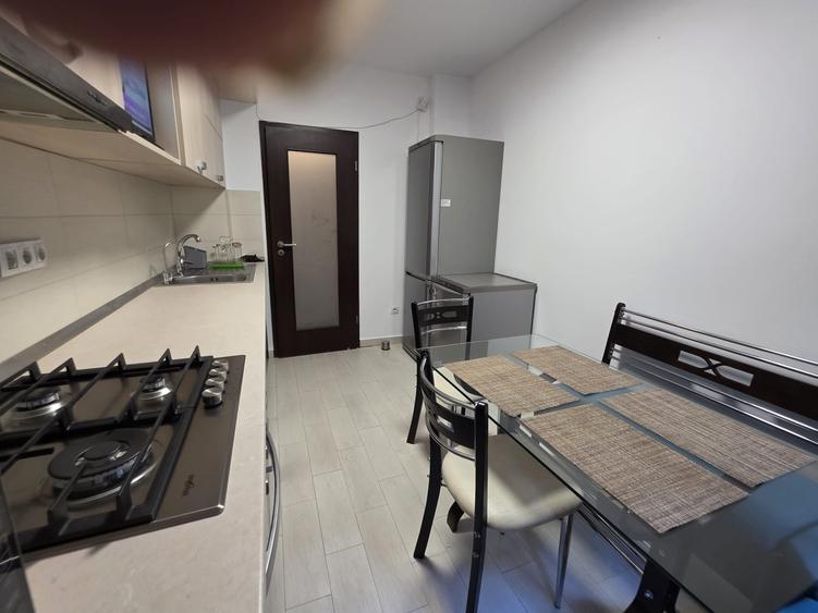 Apartament cu 3 camere decomandat în Berceni
