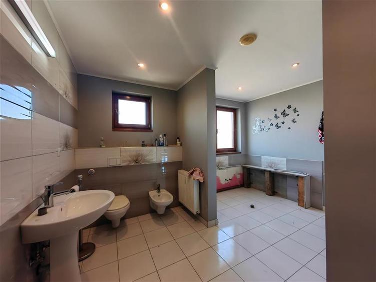 Duplex cu 12 camere cu Canalizare în Vest