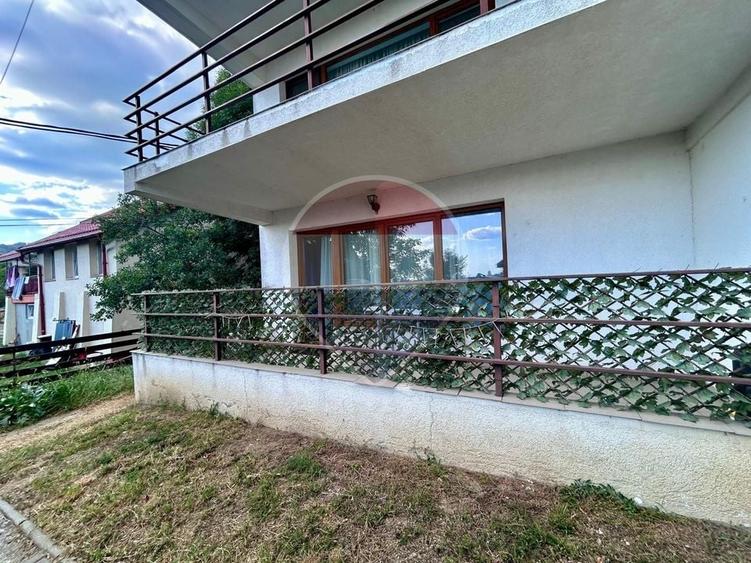 Apartament cu 3 camere decomandat, mobilat în Valea Roșie