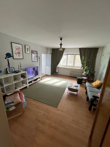 Apartament cu 3 camere decomandat în P-ța Victoriei