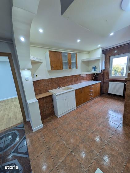 Apartament cu 4 camere decomandat în Calea București
