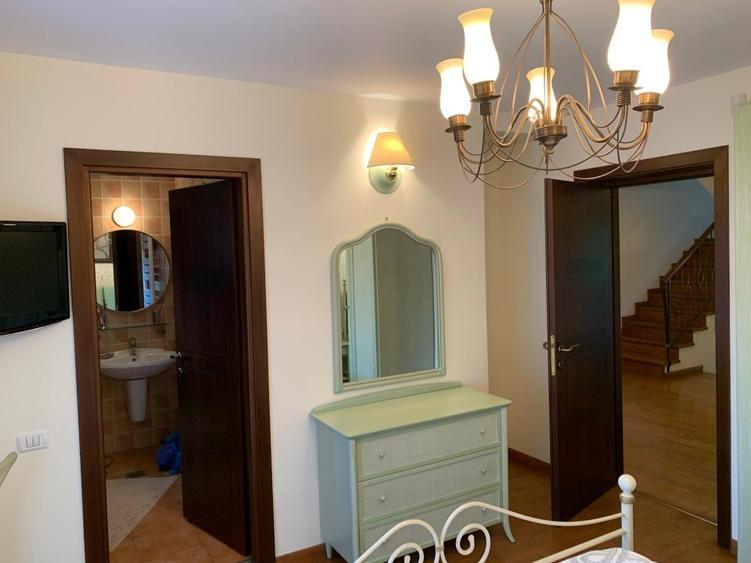 Casă individuală cu 6 camere cu Teren 900 Mp în Sud