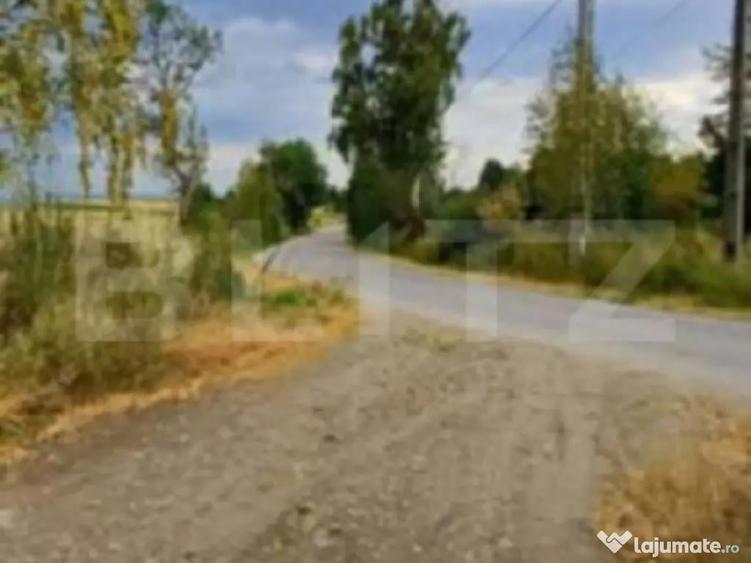 Teren de 4265 mp, în Mărișel