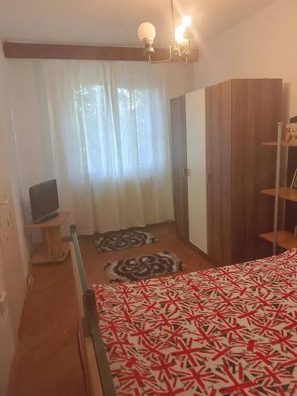 Apartament cu 3 camere semidecomandat în P-ța Doina