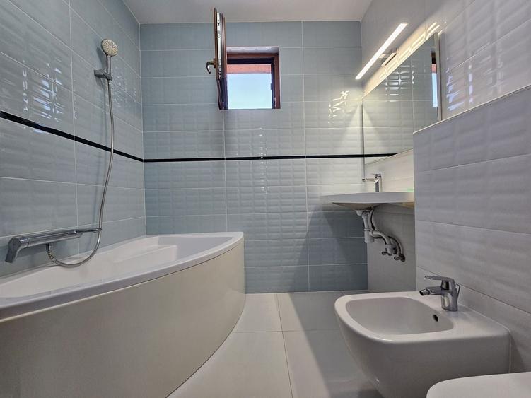 Apartament cu 3 camere decomandat, mobilat în Faleza Nord
