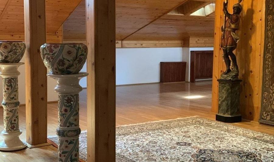 Casă cu 9 camere cu Garaj în Universitate