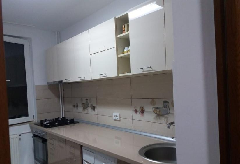 Apartament cu 3 camere semidecomandat în Central