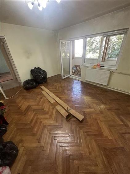 Apartament cu 3 camere semidecomandat în Aradului
