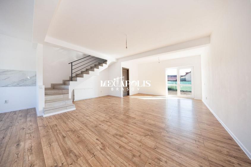Duplex cu 4 camere cu Canalizare în Sânpetru