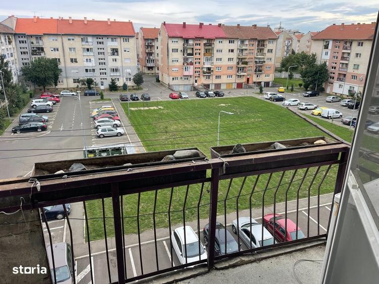 Apartament cu 3 camere decomandat în Carpați 2