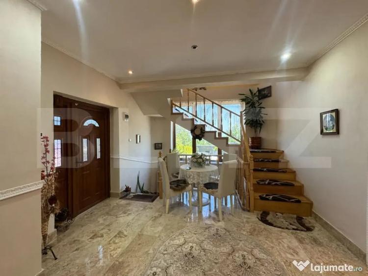 Casă cu 9 camere cu Teren 303 Mp în Central