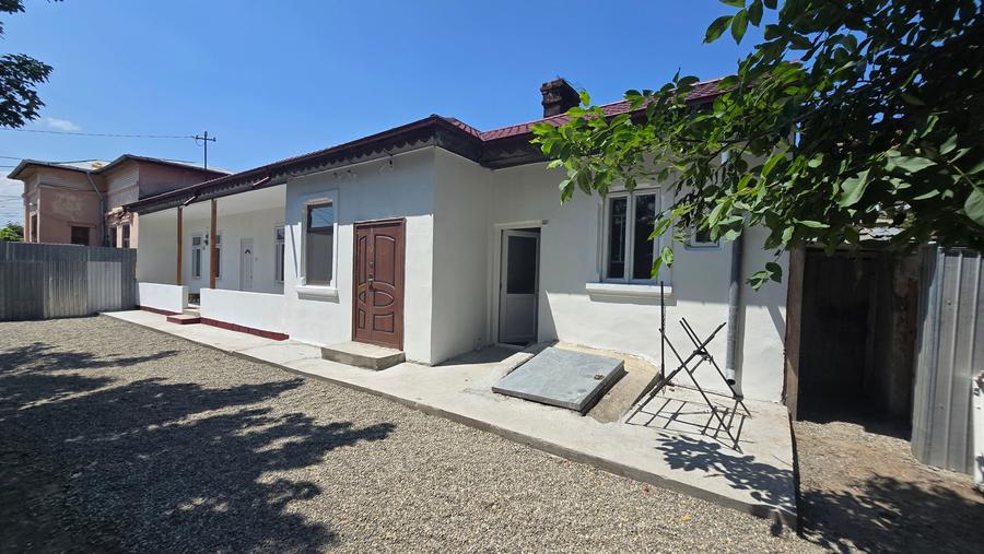 Casă cu 3 camere cu Canalizare în Central