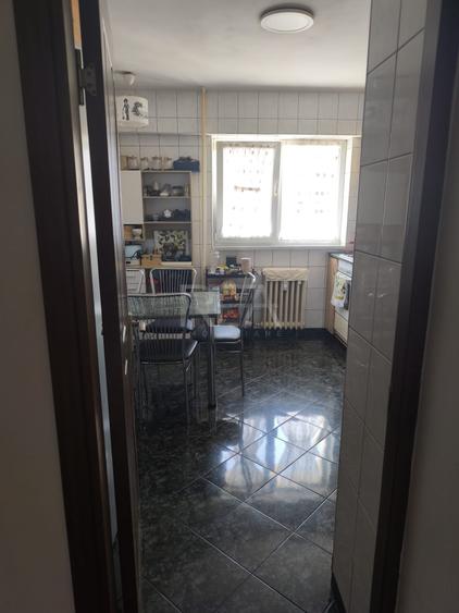 Apartament cu 4 camere decomandat, mobilat în Păcii