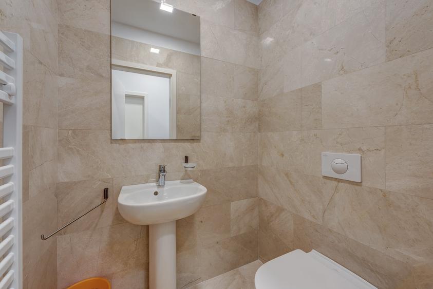 Apartament cu 3 camere semidecomandat în Cișmigiu