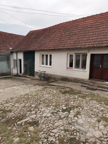 Casă cu Teren 8000 Mp în Turmaș
