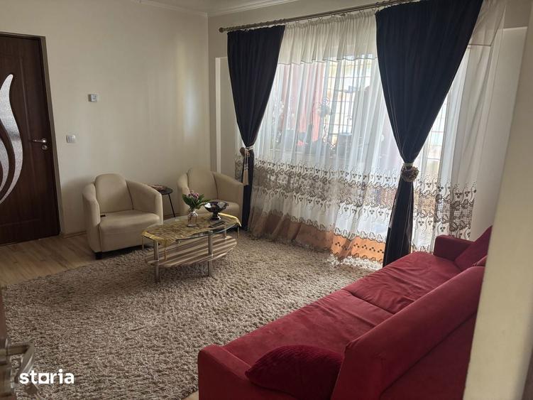 Apartament cu 3 camere semidecomandat în Soarelui