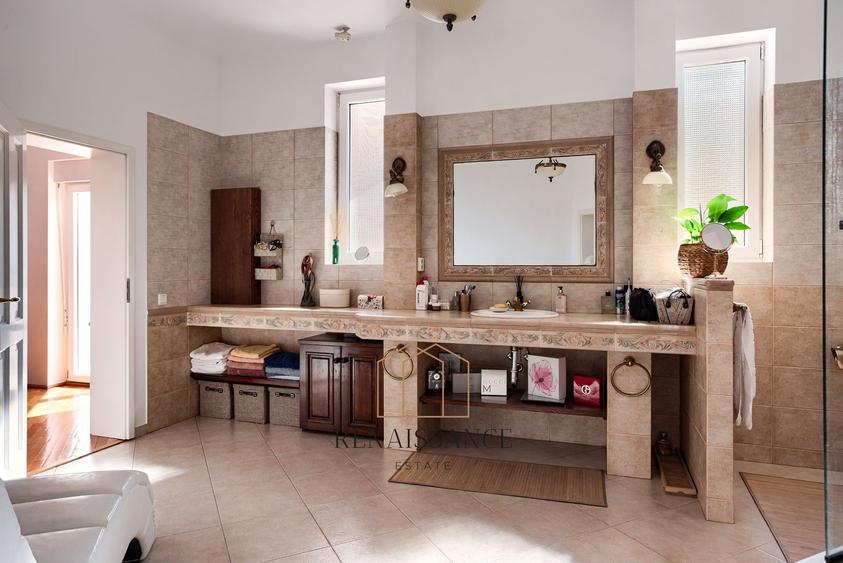 Casă individuală cu 12 camere cu Canalizare în Girocului