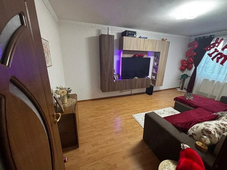 Apartament cu 3 camere decomandat în Rahova