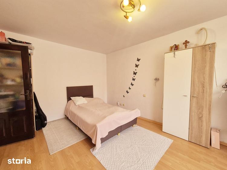 Apartament cu 4 camere semidecomandat în Precista