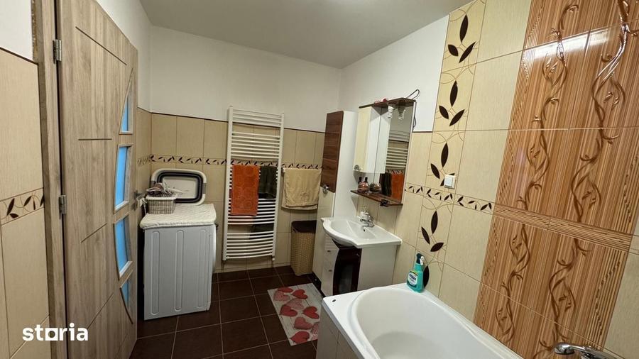 Casă cu 7 camere cu Teren 1080 Mp în Sânmartin