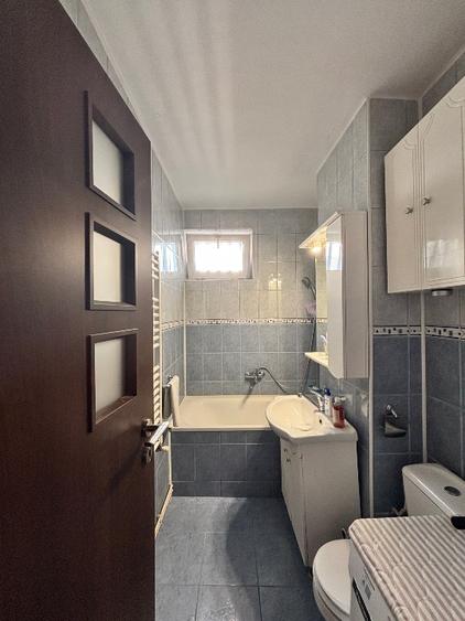 Apartament cu 3 camere semidecomandat în Tractorul