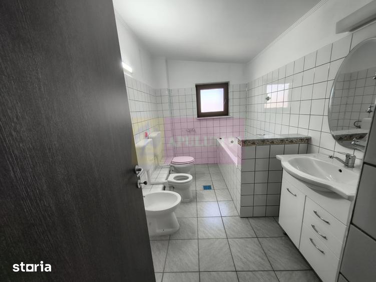 Casă cu 7 camere cu Teren 280 Mp în Rahova