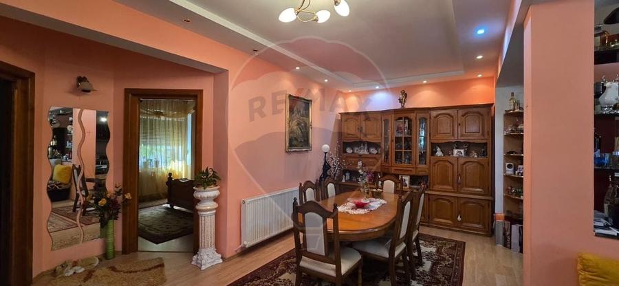 Casă individuală cu 8 camere cu Teren 650 Mp în Central