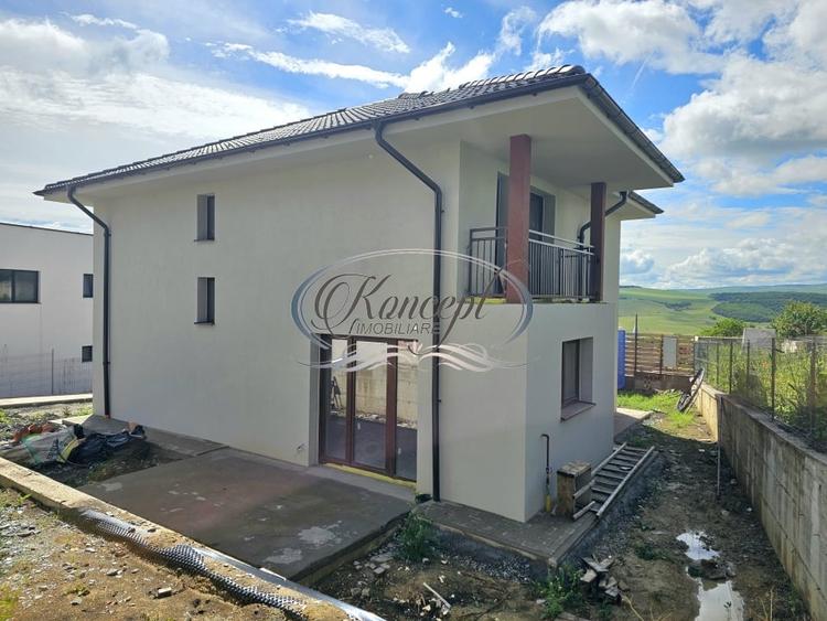 Casă individuală cu 4 camere cu Canalizare în Dezmir