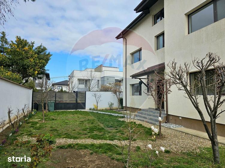 Casă cu 9 camere cu Teren 400 Mp în Central