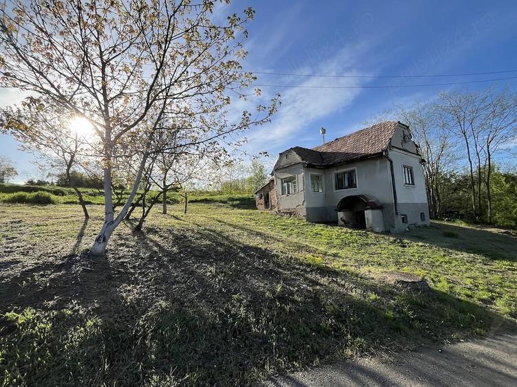 Casă cu 2 camere cu Teren 2500 Mp în Berghin
