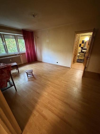 Apartament cu 3 camere semidecomandat în Berceni