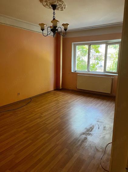 Apartament cu 2 camere decomandat în Calarași 4