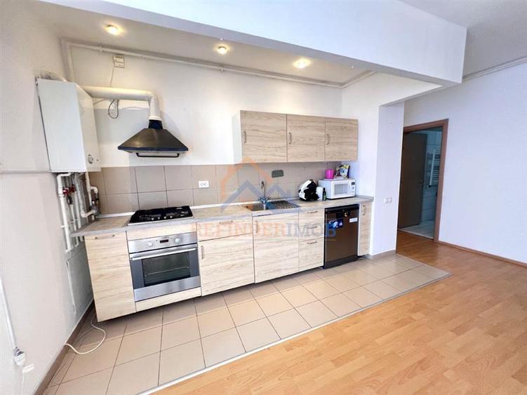 Apartament cu 3 camere decomandat, mobilat în Titan